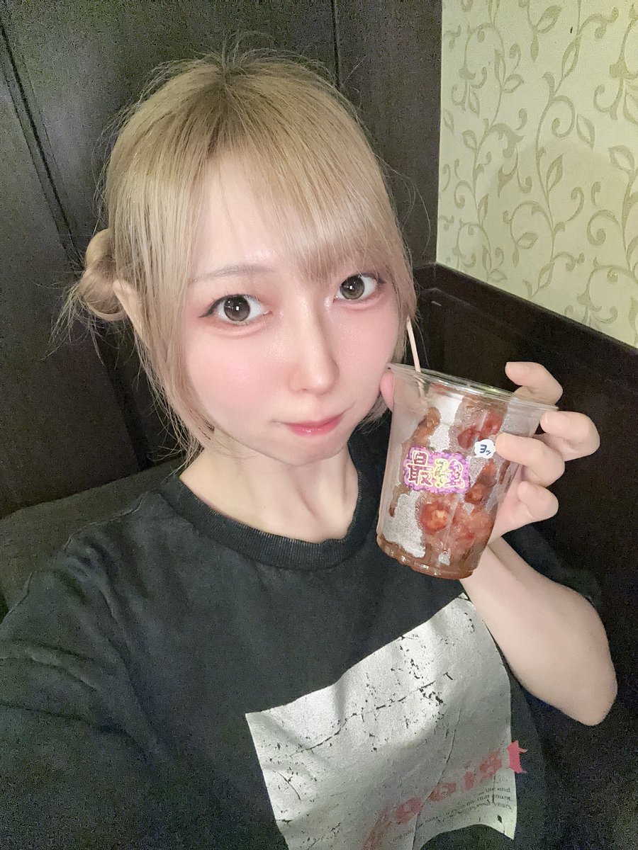 Linooo_MaiLeaf's tweet photo. ギャルイベ(bar)にお邪魔しました🌺

イベントはまだ始まったばっかり🌟
₹˝ｬʓ₹˝ｬʓに楽しんでこ〜‼️🤟🏻︎😎
 #MaiLeafbar https://t.co/3nGIaOm28b