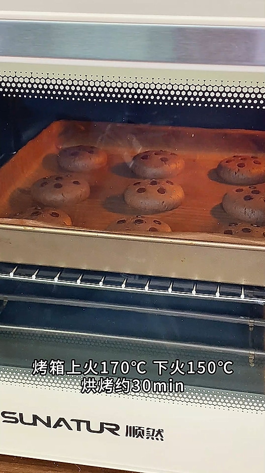 alisw848359's tweet photo. Just had the coziest Sunday baking session! Freshly baked chocolate chip cookies straight from the oven—warm, gooey, and smelling like heaven. Nothing beats the joy of mixing ingredients and turning them into something tasty https://t.co/GqfGIdvCRb