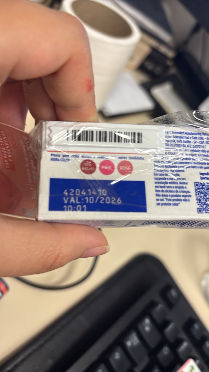 rave_na_'s tweet photo. @NIVEABRASIL isso é normal? Posso usar? Acabei de comprar e abrir e está na validade https://t.co/9kdlfHAm91