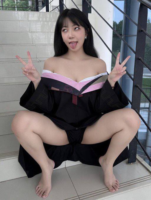 MichelleGo0sxv's tweet photo. 穿成这样在学校露出好刺激啊夹了跳蛋差点喷了啊啊啊 #母猪 #微胖 #女大学生 https://t.co/y69ZKd8bfe