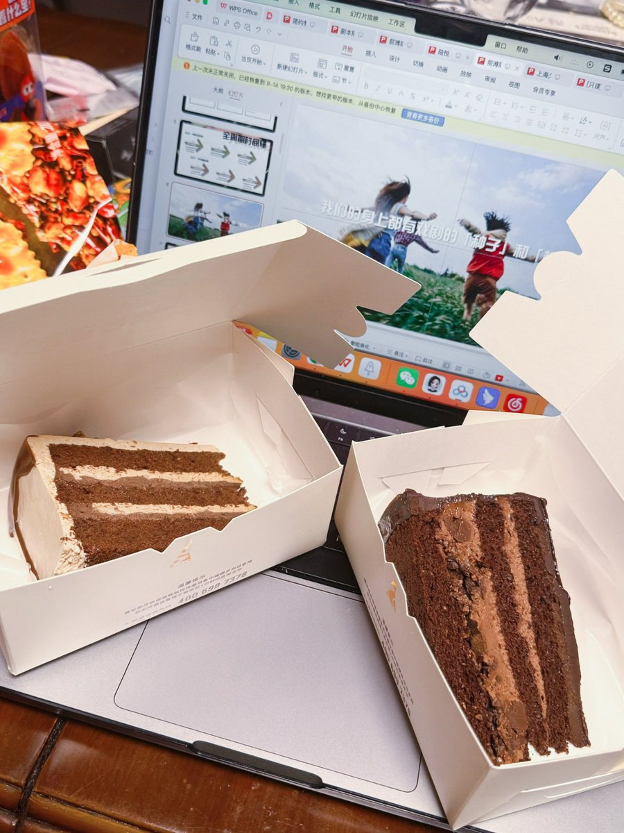 Lotus_mk0909's tweet photo. 每日努力工作💻
又是老爸的超量投喂🍫🍰 https://t.co/y4f4MGmiau