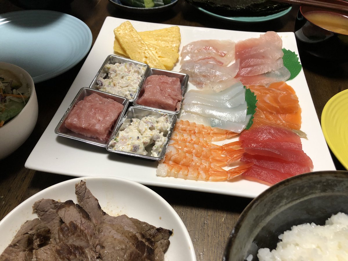 jukuchonoyome's tweet photo. 木曜日お疲れ様でした。学校行事で授業に変更があって一緒ごはん。だけども草むしりと庭木の剪定で半日以上外にいた私はもうダメですしおすし手巻きおすし。みんな好きに巻いてちょ。

#塾長の夜食 #晩ごはん #おうちごはん https://t.co/5CdjSOEVmk