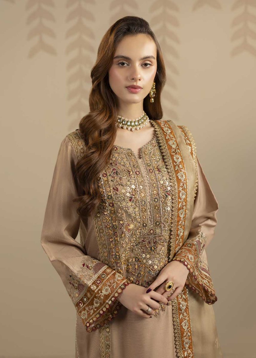 Dream_Fashions's tweet photo. Gold and sapphire — formal polish for the nights that matter ✨

Gold / Sapphire PRET | ZR-2560 — ₨ 10,700
Shop now at https://t.co/nIteqzxYNa

#DreamFashions #PakistaniFashion #FormalWear #Pret #Zarqun #WeddingGuest #PartyWear #LuxuryPret #ShopPakistan #GoldSapphire https://t.co/giTHkZgEeV