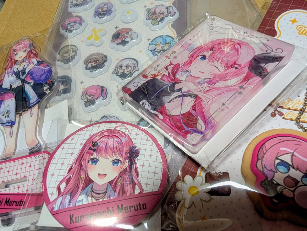 verses06's tweet photo. 6周年ストアの
倉持関連色々届いた！
フロッキーマスコット、ガチ可愛い

グミも買ってきたので
グミアーカイブ見ながら食べよう https://t.co/99gmEue4OZ