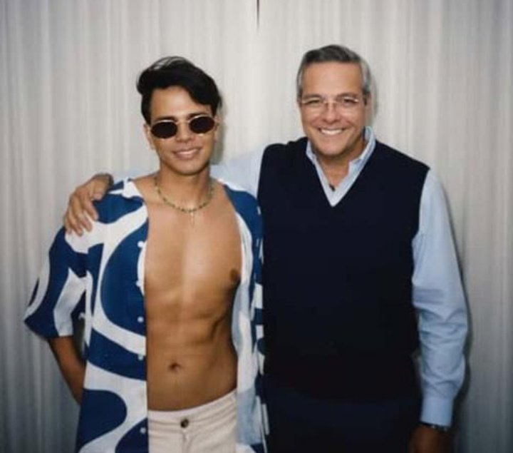 FunerariaAlach's tweet photo. Estimado @jimmyjairala, ya que etiquetaste a todos por los que te arrastras, te faltó mencionar a tu ex en la prefectura, Rafael Ariza. https://t.co/MCOJroiCHn