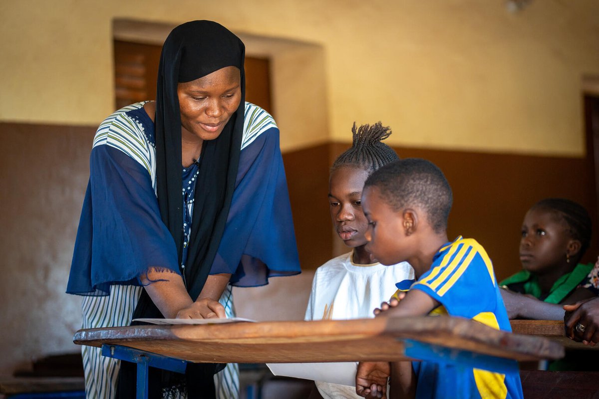 unicefmali's tweet photo. À Koulikoro, les enfants apprennent aujourd’hui dans des écoles plus inclusives et participatives grâce au Paquet Minimum Axé sur la Qualité (PMAQ). En impliquant enseignants, parents, communautés et Comités de gestion scolaire (CGS), cette approche place la réussite de chaque enfant au cœur de l’action. Grâce au partenariat entre le Gouvernement du Mali, @jica_direct_en et UNICEF, une éducation de qualité devient une réalité pour davantage d’élèves.

#PourChaqueEnfant, une éducation de qualité !
