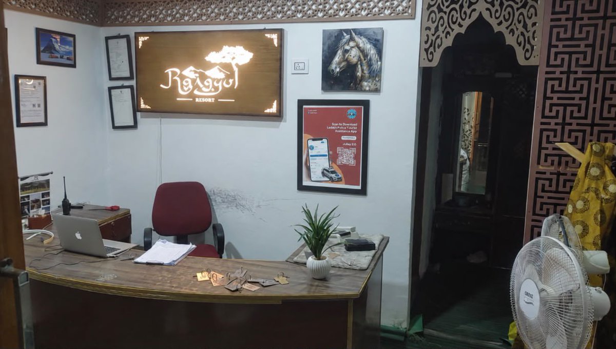 DGP_Ladakh's tweet photo. Kargil Police sensitised hoteliers & public on Ladakh Police "Jullay App 2.0", urging usage among tourists & residents. Pamphlets/posters distributed; Traffic Check Posts mobilised for wider outreach. #KargilPolice #JullayApp
@lg_ladakh @ashishkundra @anandjainips https://t.co/XI3WCwSSux