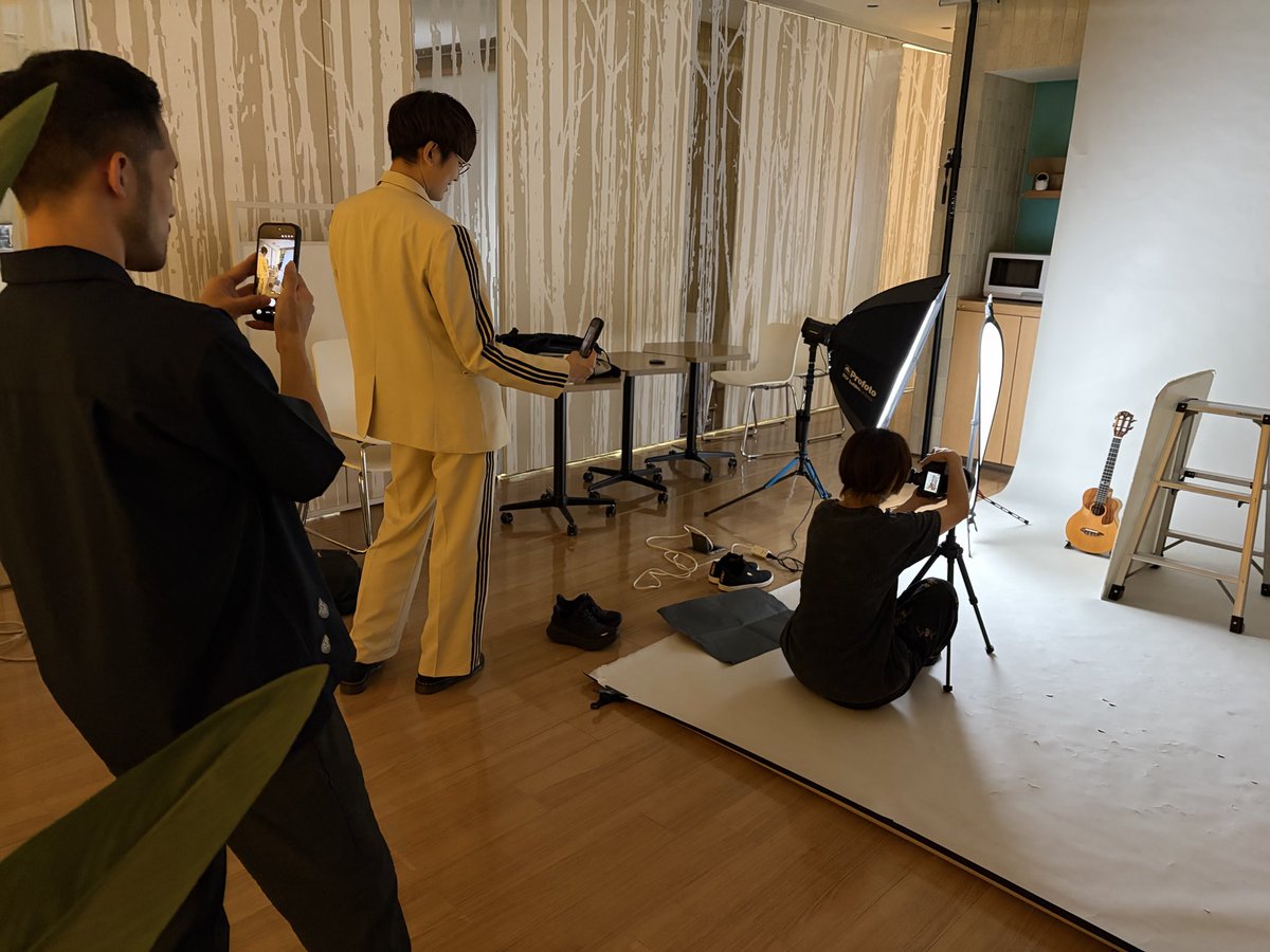 UkuleleMag_'s tweet photo. Nino &amp;鈴木智貴と聴く 『two U』
トーク&amp;生音ライブ 
無事終了しました！　お越しいただいた皆さま、ありがとうございました！

実はイベント終了後に、ウクレレ・マガジン掲載用の撮影を行なっておりました。

Ninoさんのウクレレ撮影風景を撮る鈴木さん→その鈴木さんを撮るNinoさん https://t.co/muQcISwWei