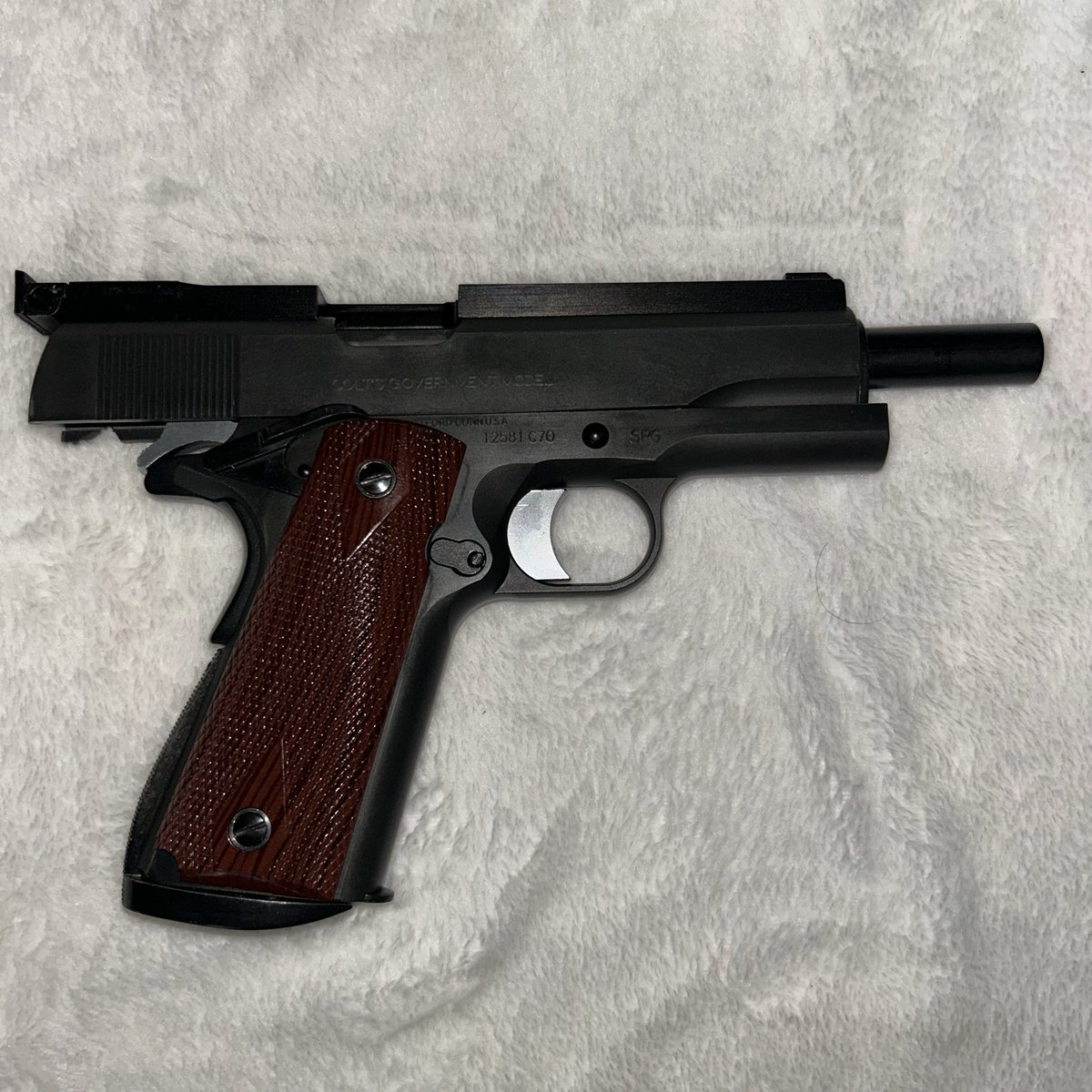 yass1911's tweet photo. 新たにMGC製のガバメントリブサイトカスタムがコレクションに加わりました、HW仕様でアドバンスドグリップシステムも入っているので結構重いですね、こんな感じの古いカスタムも好きなんです😊#モデルガン https://t.co/BfV3WUmMeg