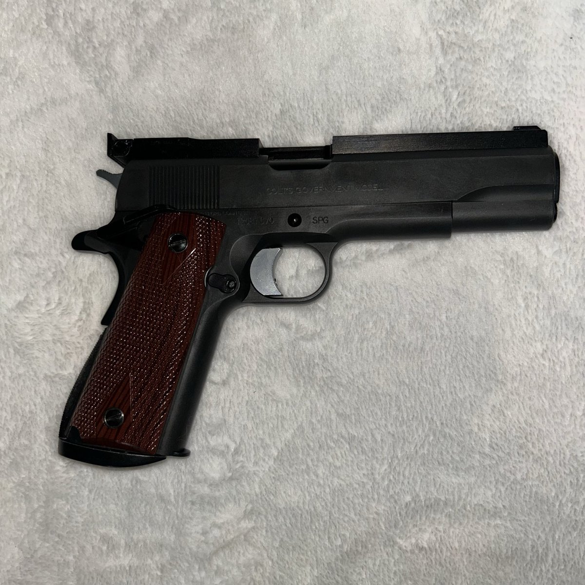 yass1911's tweet photo. 新たにMGC製のガバメントリブサイトカスタムがコレクションに加わりました、HW仕様でアドバンスドグリップシステムも入っているので結構重いですね、こんな感じの古いカスタムも好きなんです😊#モデルガン https://t.co/BfV3WUmMeg