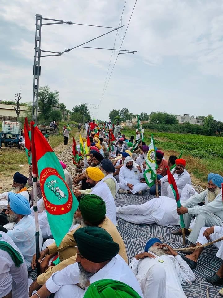 NeelkamalPb's tweet photo. Activists of farm forum #KisanMazdoorMorcha @KMajdoormorcha disrupted rail traffic at 5 spots in #Punjab in support of their demands including legal right of #MSP #FarmDebtWaiver no to proposed #Indo_US_FTA https://t.co/RnVEb4FwBG