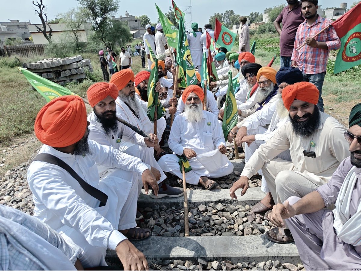 NeelkamalPb's tweet photo. Activists of farm forum #KisanMazdoorMorcha @KMajdoormorcha disrupted rail traffic at 5 spots in #Punjab in support of their demands including legal right of #MSP #FarmDebtWaiver no to proposed #Indo_US_FTA https://t.co/RnVEb4FwBG