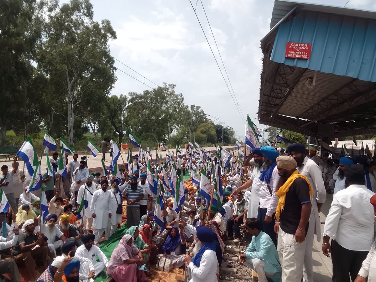 NeelkamalPb's tweet photo. Activists of farm forum #KisanMazdoorMorcha @KMajdoormorcha disrupted rail traffic at 5 spots in #Punjab in support of their demands including legal right of #MSP #FarmDebtWaiver no to proposed #Indo_US_FTA https://t.co/RnVEb4FwBG