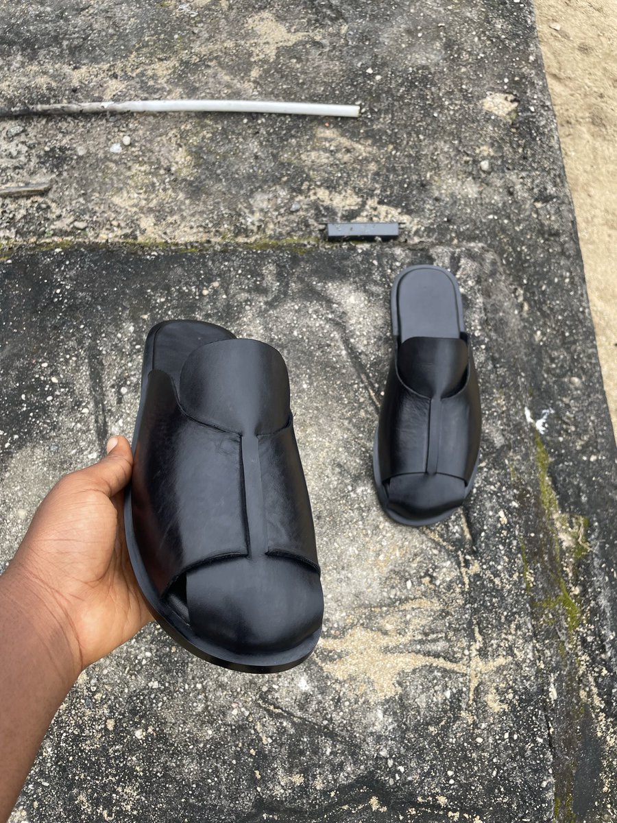 ChimkaVictory's tweet photo. There’s something about a simple, well-made footwear. This one is Clean, classy, comfortable and made with intention.
Another beautiful piece from Vee’s FeetArt❤️

Shop here🤭
Shop pure leather 👞
Shop Quality❤️

#handmadewithlove
#progressoverperfection
#viralreelschallenge https://t.co/aijbCXrciR