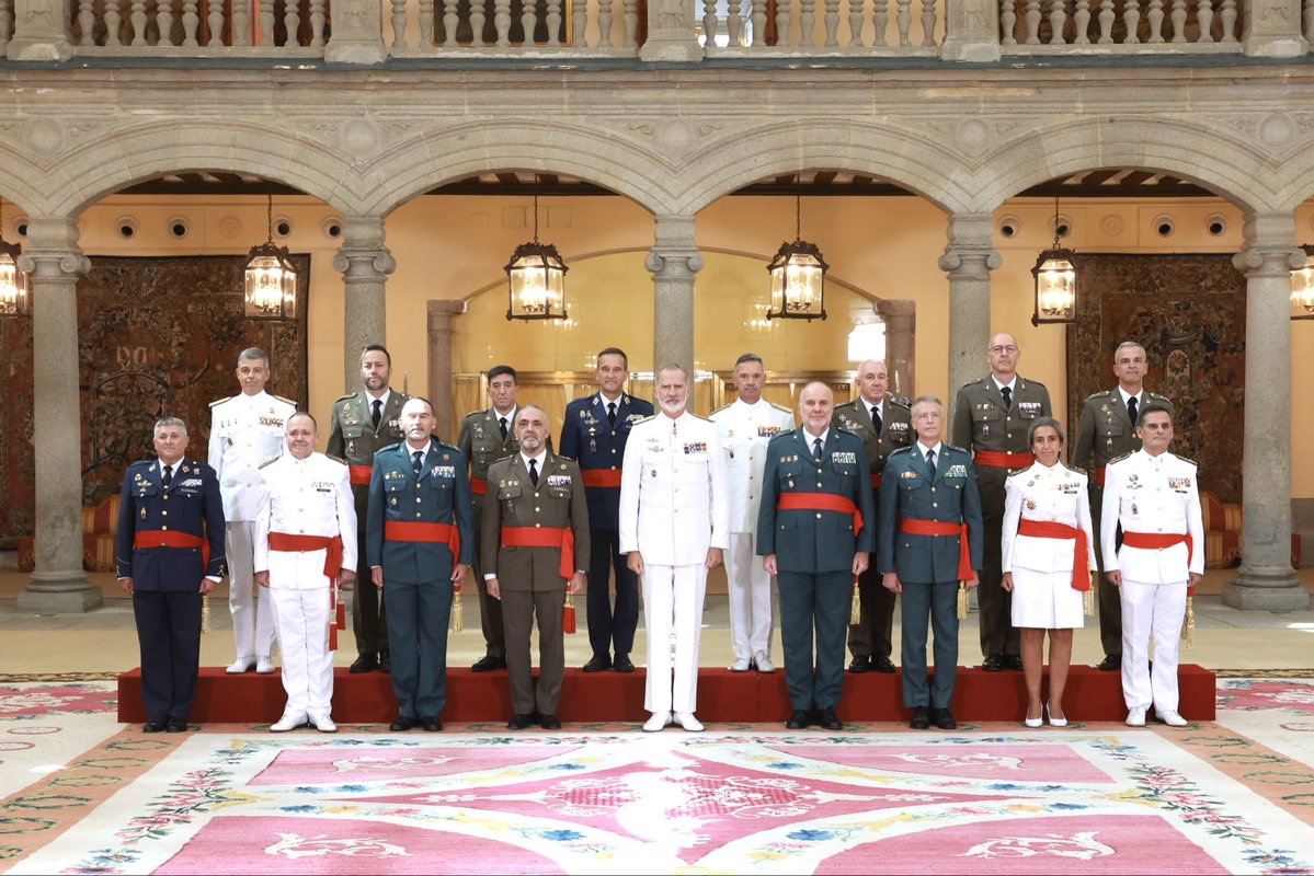 CasaReal's tweet photo. El Rey recibe en audiencia militar a un grupo de generales de brigada y contralmirantes, tras haber sido designados para asumir el mando de distintas unidades militares. 

➡️https://t.co/5Ckql7tfim https://t.co/IWMU3OZdmR