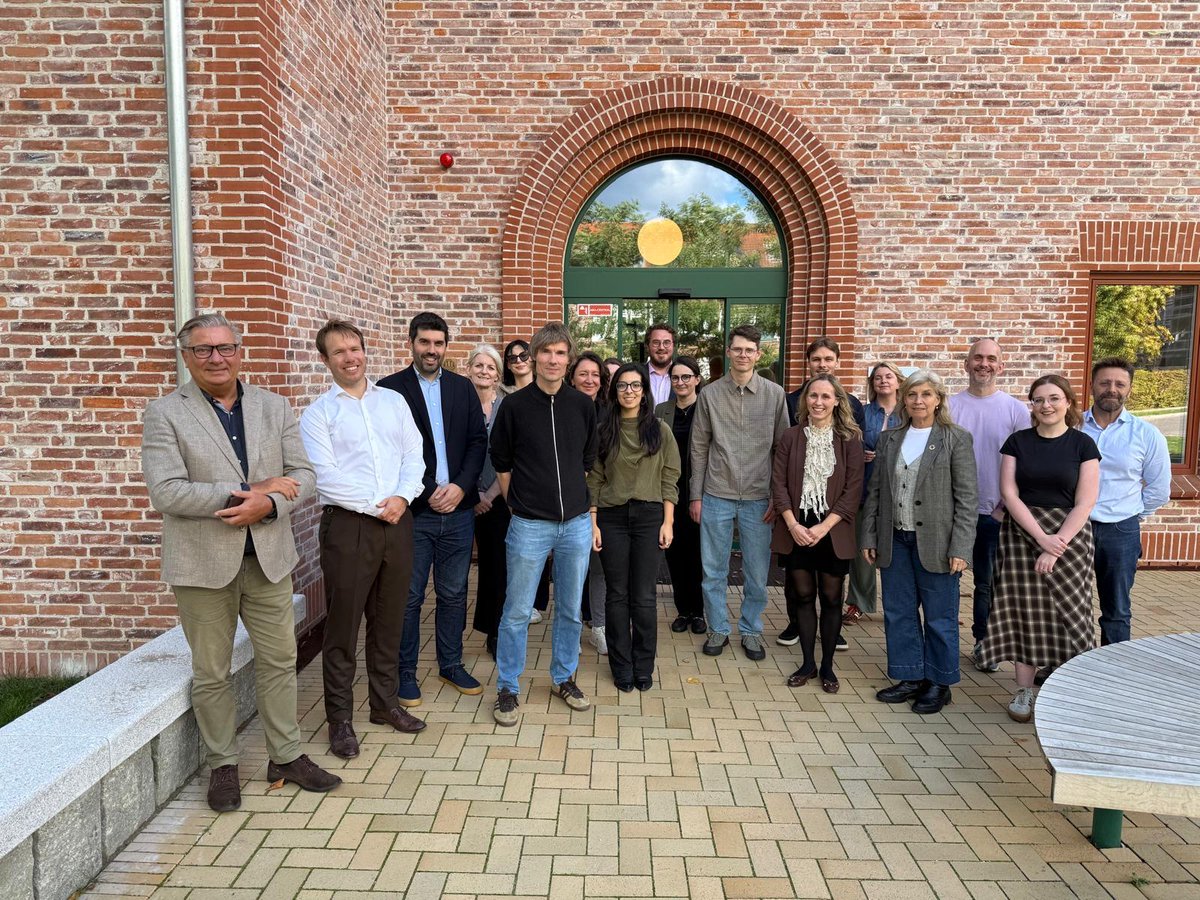 ACIS_sergas's tweet photo. Asamblea xeral do proxecto REHEAL en Copenhague onde o Sergas asume o rol de comprador líder en representación dos 5 países socios do proxecto licitando a futura Compra Precomercial no eido das cadeas de subministro sanitarias circulares por valor de 3,5 millóns de euros. https://t.co/Q8xNxFZyRo