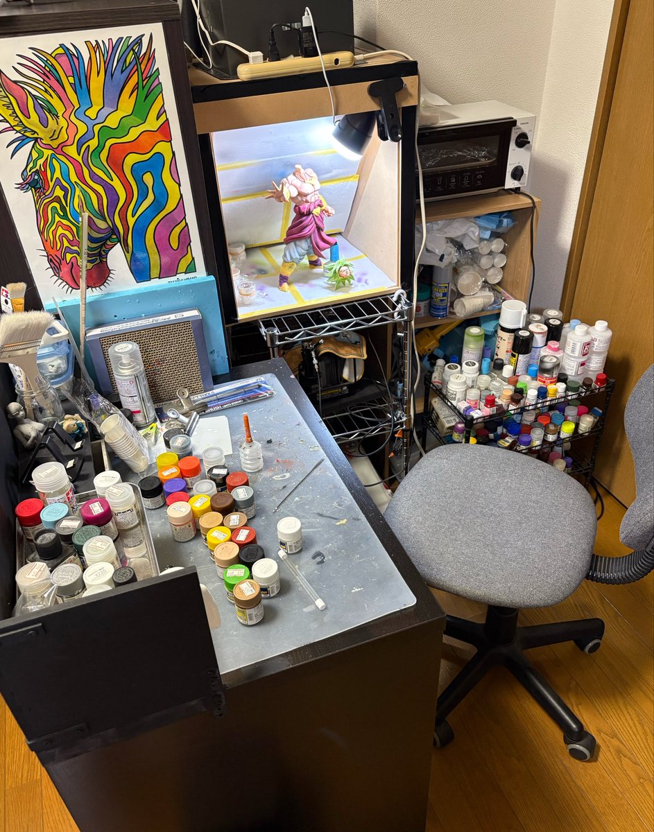 nori_custom's tweet photo. 作業スペース
整理整頓していないけど、何がどこにあるかは大体把握している

＃私の作業スペース https://t.co/G6I1VhV4Cp