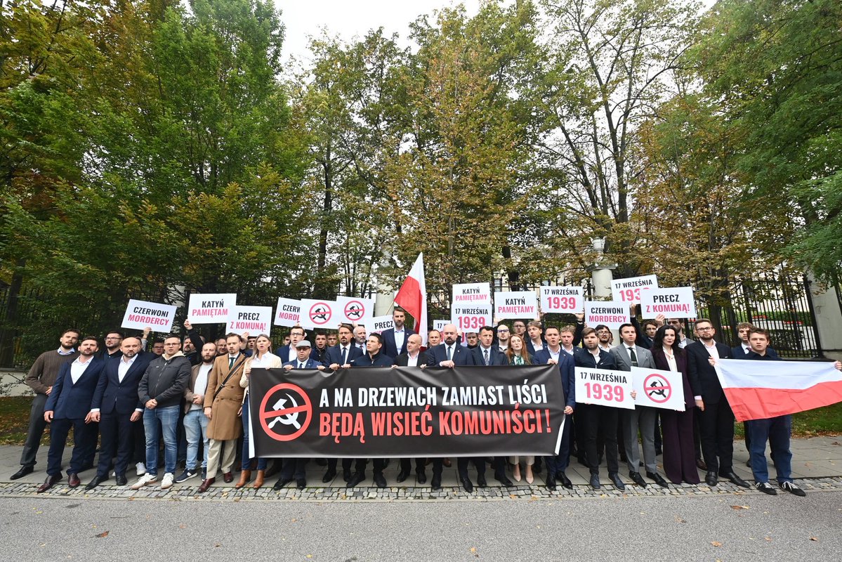 RadekKar's tweet photo. Znajdź różnice. https://t.co/ER7JU7UxMF