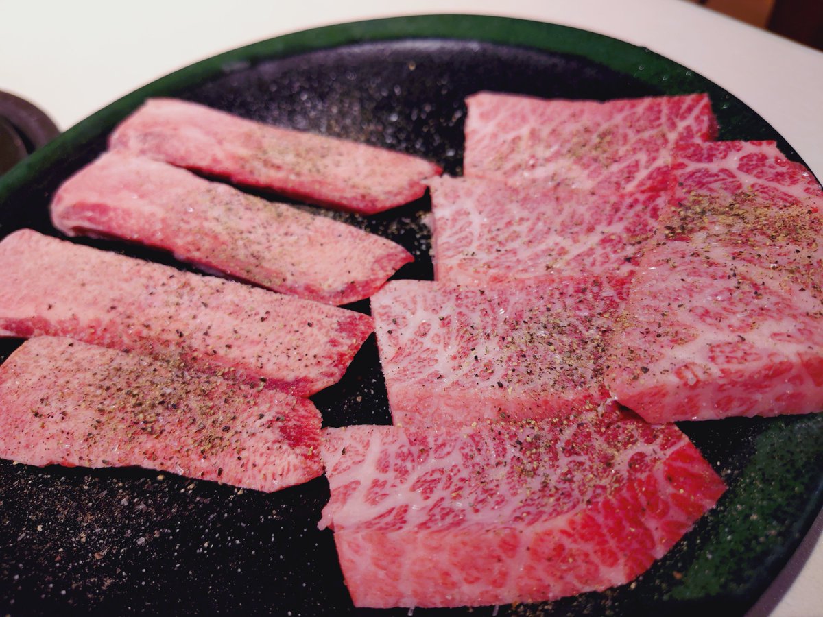 mtnk_kstj's tweet photo. 🎈また懲りもせず歳を重ねました！🎈🎂先日よい肉をたべました

相方と本描いて、仙台秋田とイベント出て、楽しかったな〜の年でした。この年も、また本出してイベント出てをしたいですがんばります👊 https://t.co/DmMmlxRcya