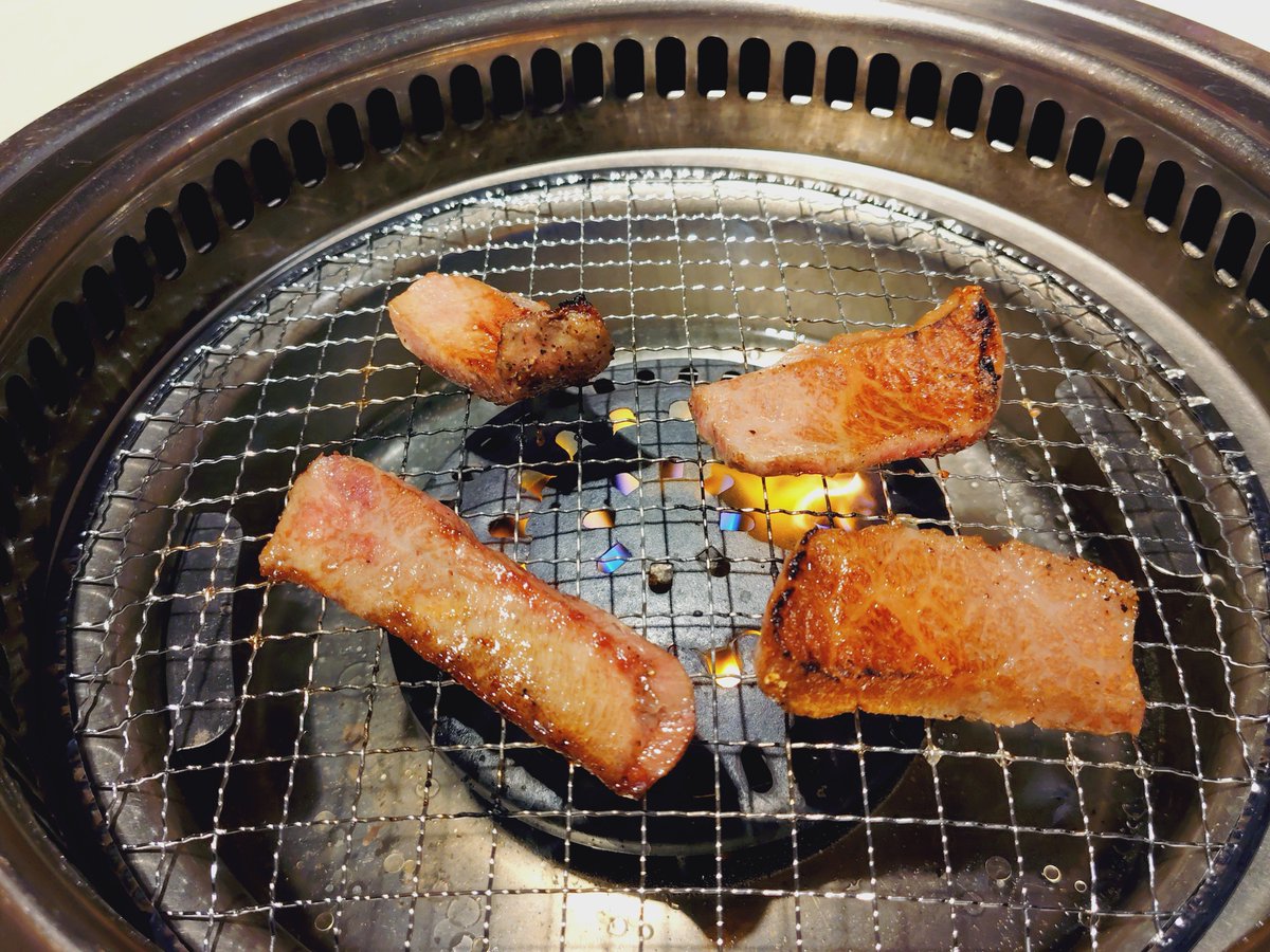 mtnk_kstj's tweet photo. 🎈また懲りもせず歳を重ねました！🎈🎂先日よい肉をたべました

相方と本描いて、仙台秋田とイベント出て、楽しかったな〜の年でした。この年も、また本出してイベント出てをしたいですがんばります👊 https://t.co/DmMmlxRcya