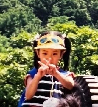 turtlerbt's tweet photo. baby jisoo with her favorite hat😆💓 https://t.co/jArxx6zQLE