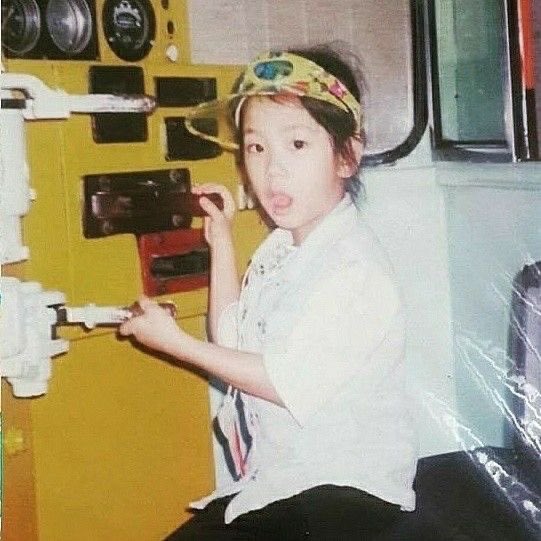 turtlerbt's tweet photo. baby jisoo with her favorite hat😆💓 https://t.co/jArxx6zQLE