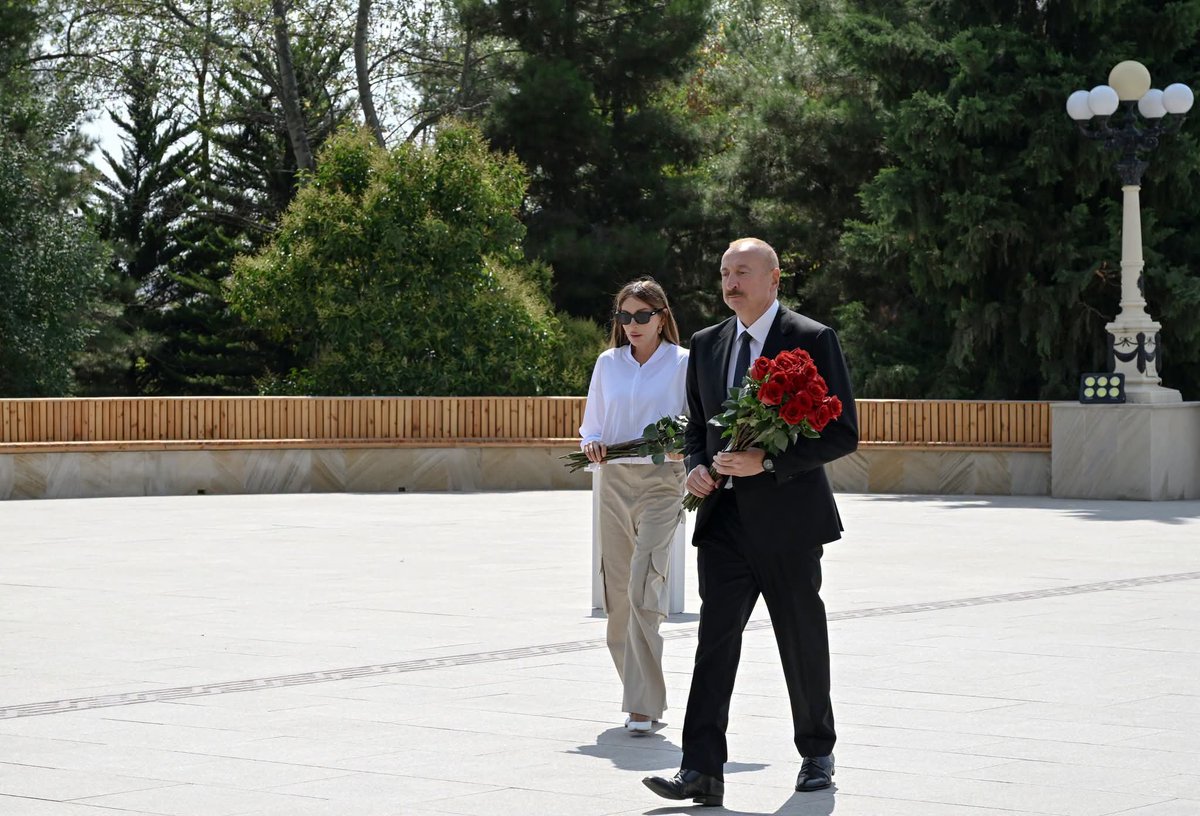 YAP_1992's tweet photo. Prezident İlham Əliyev və birinci xanım Mehriban Əliyeva Şamaxı rayonuna səfər ediblər.

https://t.co/nun5MfeuN5 https://t.co/P8mrJsNkSs