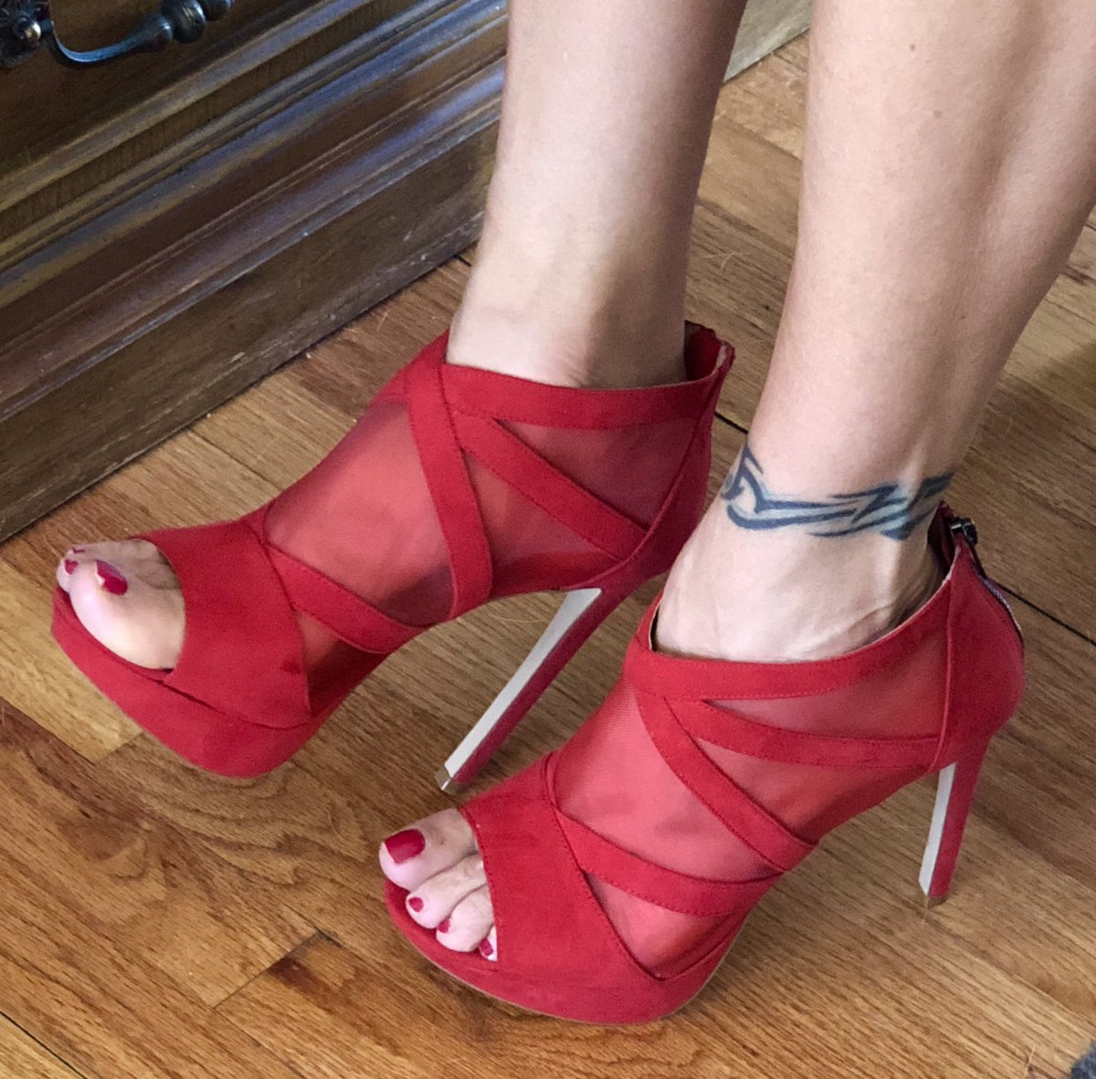 Devonssexyfeet's tweet photo. Do these sexy booties create a reaction in your pants big boy? 💋💋💋 #cuteshoes #sexyheels #booties #opentoe #prettyfeet #feetup https://t.co/lBD6JVMzA5
