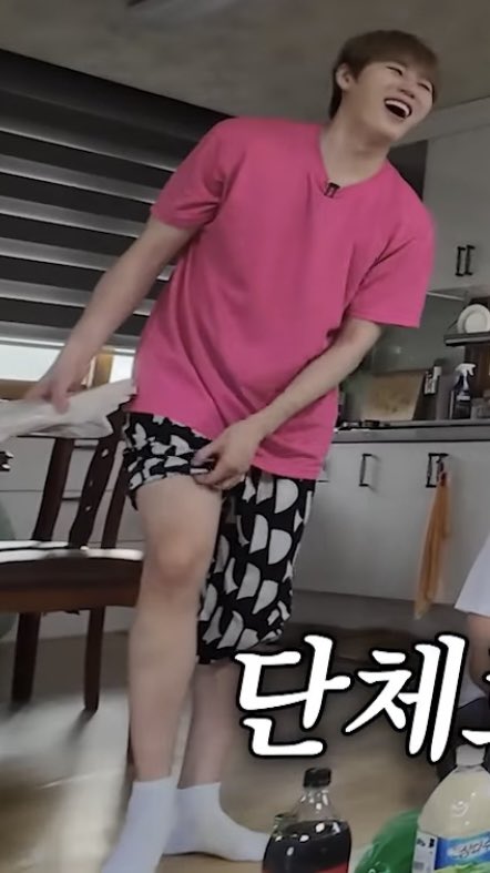 wannaonetsuhaza's tweet photo. 하 이 오빠 몸빼바지만 입으면 다리 걷어올리는 습관 진짜 어떻게 해야하지…🤦🏻‍♀️ https://t.co/essKf8A6rs