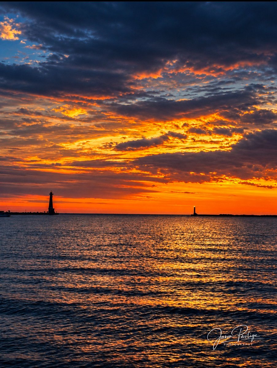 JasonPavPhotos's tweet photo. My favorite kind of sunset is a fire sunset. There’s just something about the sky glowing like lava that makes it absolutely incredible. When the clouds light up with those deep reds, oranges, and yellows, it creates a scene that’s hard to beat. 🔥🌅

#firesky #sunset https://t.co/e7SgO3mlPY