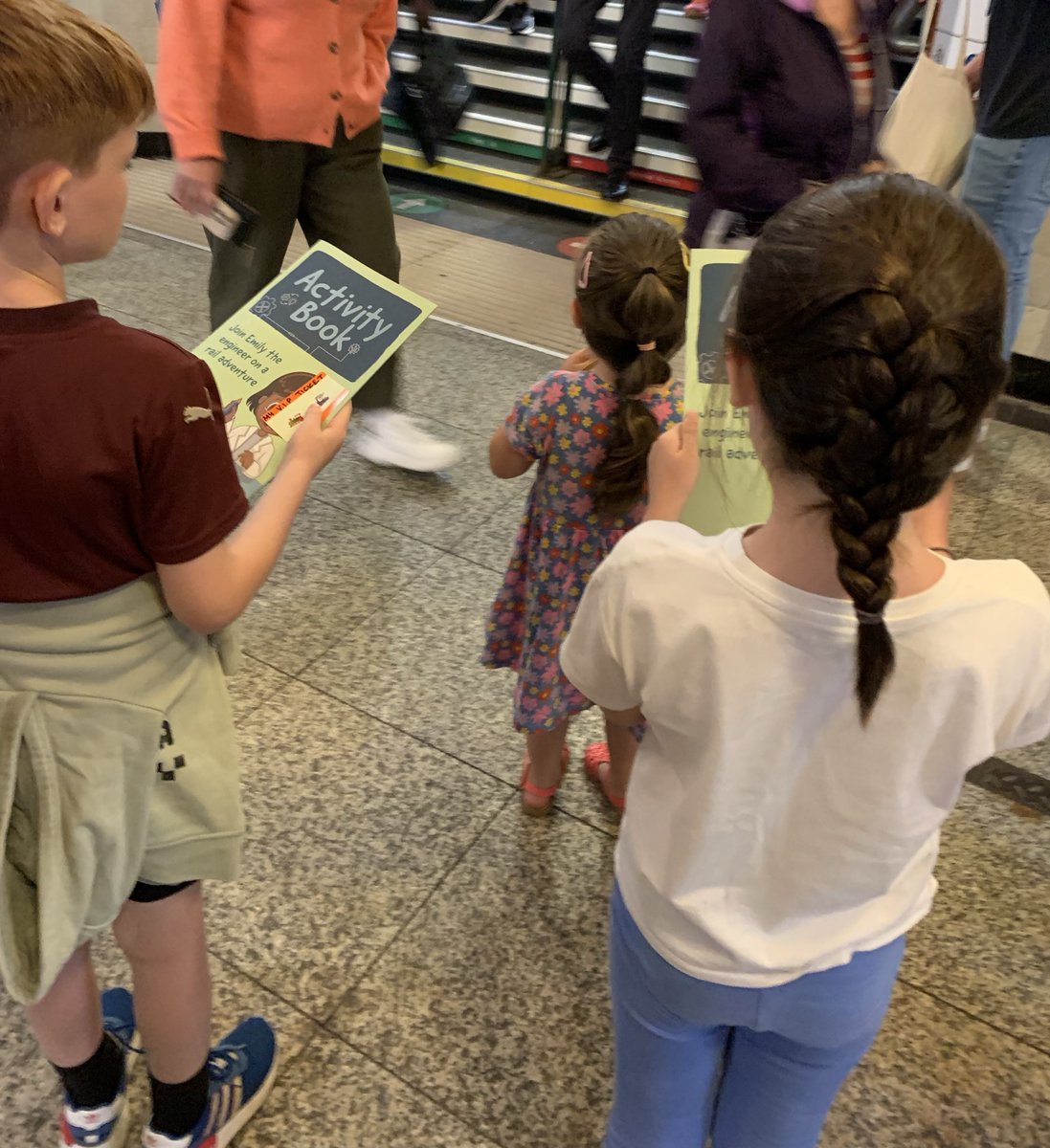 NetworkRailWAL's tweet photo. 💚We loved our recent volunteer day at Cardiff Central station handing out 'Emily the Engineer' activity booklets to young passengers!

👷Who knows…we might just have met some of our future engineers!

🔗Free digital activity books👇

https://t.co/8fEytzHX7y 

#NetworkRail https://t.co/4pguZwoMm3