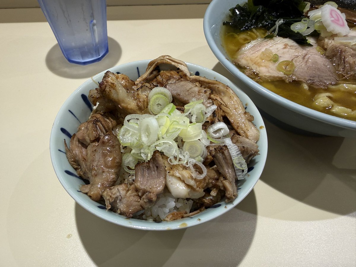 imachiyo's tweet photo. 2026 9/17
二丁目ラーメン
上品、親鶏仕様！！ラーメン（少なめ）＆炙り肉めし1500円

会社を早上がりして4度目の正直赤城へ・・・玉砕😱
そのまま二丁目へGO！
Xで上がっていた炙り肉めしが食べたかったのでラーメン少なめ😅
やっぱり鶏スープ美味い👍 https://t.co/llC0hI1W96