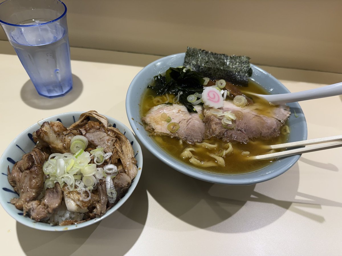 imachiyo's tweet photo. 2026 9/17
二丁目ラーメン
上品、親鶏仕様！！ラーメン（少なめ）＆炙り肉めし1500円

会社を早上がりして4度目の正直赤城へ・・・玉砕😱
そのまま二丁目へGO！
Xで上がっていた炙り肉めしが食べたかったのでラーメン少なめ😅
やっぱり鶏スープ美味い👍 https://t.co/llC0hI1W96
