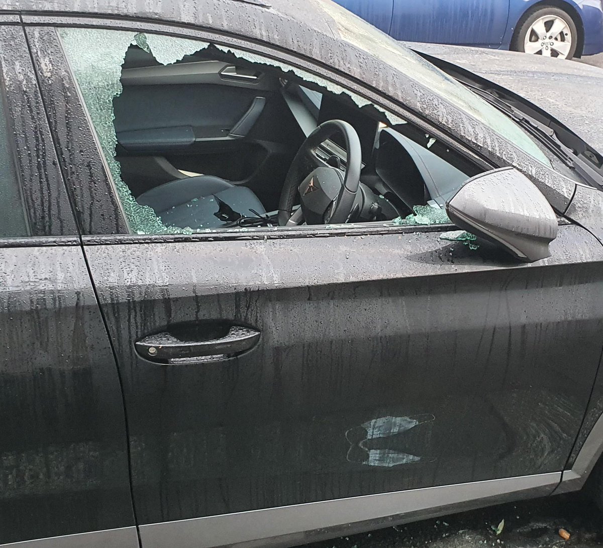dearbigcheese's tweet photo. 🚨🚨PESSOAL DE GOIÂNIA E REGIÃO CUIDADO 🚨🚨🚨

Meu amigo estava com um ingresso da brutal paraíso tour no carro, quebraram o vidro dele e deixaram mais dois!! https://t.co/2ykRrrfSEJ