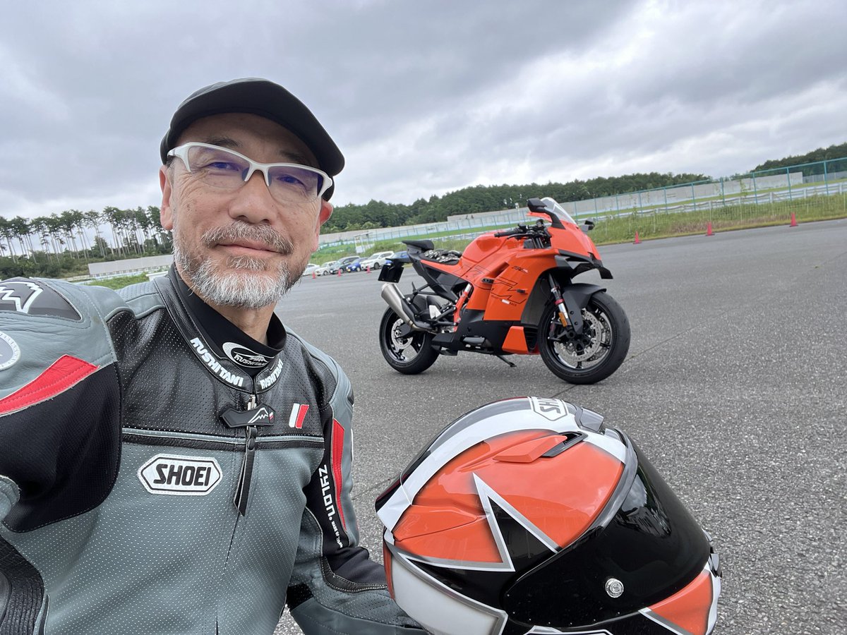 KennySagawa1's tweet photo. 本日の「2輪ライセンス講習」🏍️💨
雨予報もあって参加者は少なめでしたが、フタを開けてみれば曇天☁️そして結局、雨も降らず、ライディングレッスンも無事終了。本日のデモ車「KTM 990RCR」も最高にCOOLでしたよ！✨🏍️
#袖ケ浦フォレストレースウェイ
#2輪ライセンス講習
#KTM990RCR https://t.co/BbZTJBcJeE