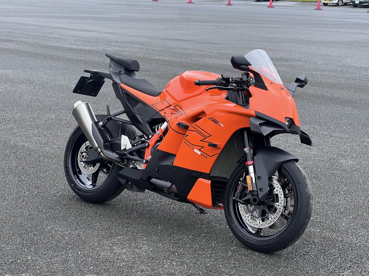 KennySagawa1's tweet photo. 本日の「2輪ライセンス講習」🏍️💨
雨予報もあって参加者は少なめでしたが、フタを開けてみれば曇天☁️そして結局、雨も降らず、ライディングレッスンも無事終了。本日のデモ車「KTM 990RCR」も最高にCOOLでしたよ！✨🏍️
#袖ケ浦フォレストレースウェイ
#2輪ライセンス講習
#KTM990RCR https://t.co/BbZTJBcJeE