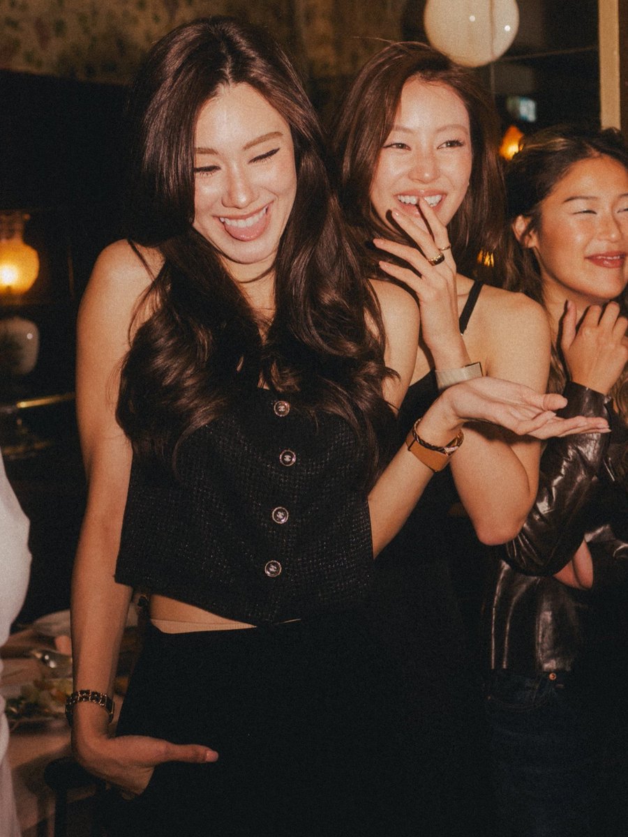 bestiedoodles's tweet photo. THEY LOOK SO GIRLFRIENDS HERE 😭😭😭 https://t.co/9obFDBucxx