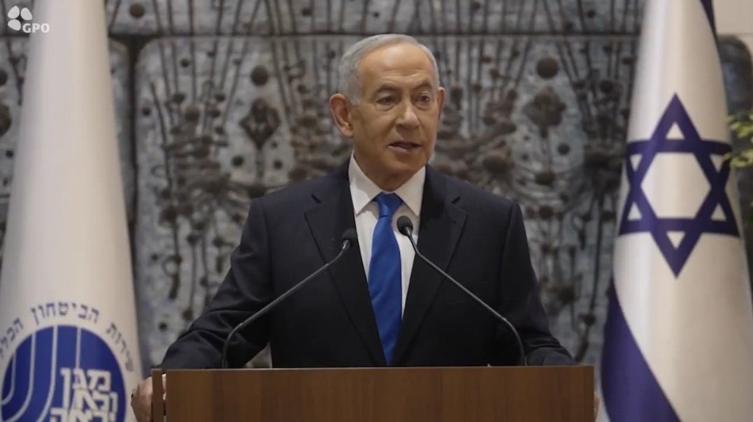IsraelPersian's tweet photo. «جمهوری اسلامی سرنگون خواهد شد»

نخست‌وزیر نتانیاهو در مراسم تقدیر از کارکنان ممتاز «شین‌بت»:
دشمن ساکن و بی‌تحرک نیست و شرایط تغییر می‌کند. میل جمهوری اسلامی و نیروهای نیابتی‌اش به نابودی دولت اسرائیل از بین نرفته، بلکه صرفاً تضعیف شده است. توان عملیاتی آن‌ها برای تحقق این هدف به‌شدت کاهش یافته است؛ و اگرچه بخش عمده کار را ما انجام داده‌ایم، اما هنوز کارهایی باقی مانده که باید به سرانجام برسند، و ما آن‌ها را به سرانجام خواهیم رساند. ما حماس را نابود خواهیم کرد و پیش از هر چیز، رژیم ایران را شکست خواهیم داد. ما آن را سرنگون خواهیم کرد؛ آن رژیم سقوط خواهد کرد. ما با حزب‌الله نیز مقابله خواهیم کرد و آن هم سقوط خواهد کرد.