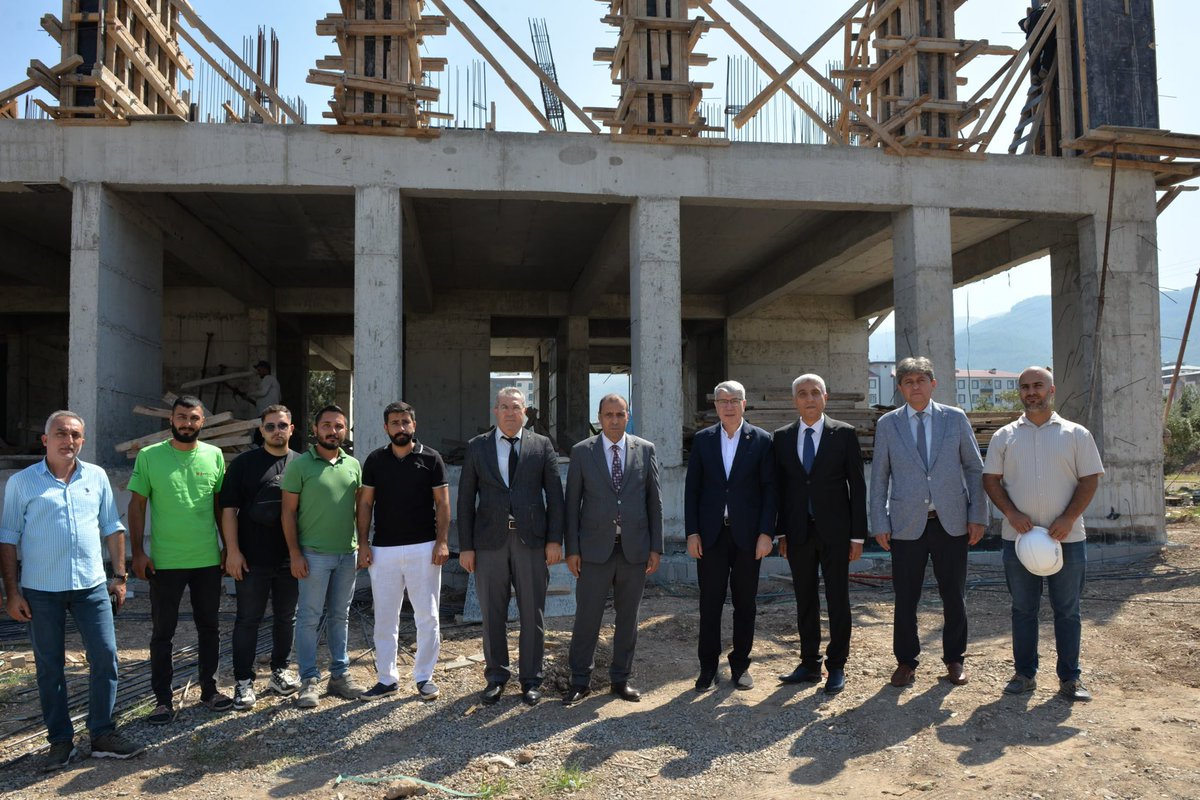 GulsoySeydi's tweet photo. 📍 Fakıuşağı Mahallesi

İl Millî Eğitim Müdürümüz Sn. Aydın Albak, İl Başkan Yardımcımız Sn. Taha Akif Gürbüz, İl Yönetim Kurulu Üyelerimiz Sn. Ali Uyduran ve Sn. Yüksel Cafri ile birlikte; Fakıuşağı Mahallemizde yapımı devam eden Mücahit Soydemir İmam Hatip Ortaokulu, Kampüs Anadolu Lisesi ve Öğretmen evi çalışmaları yerinde inceledik.

Yürütülen çalışmalar hakkında yetkililerimizden bilgi alarak ihtiyaç ve eksikleri değerlendirdik. Yıl sonuna kadar tamamlamayı planladığımız eğitim yatırımlarımızın öğrencilerimizin hizmetine sunulması için süreci yakından takip ederek gerekli çalışmaları hızla gerçekleştireceğiz.

Şehrimize ve eğitim camiamıza hayırlı olsun.