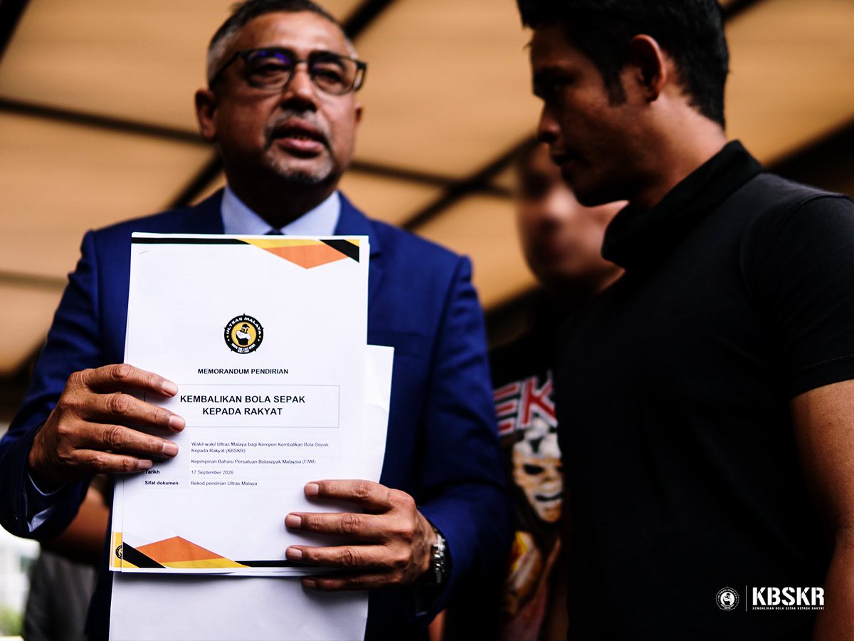ultrasmalaya07's tweet photo. KAMI DATANG UNTUK BERTEMU PRESIDEN, KAMI PULANG DENGAN KAD TEMU JANJI.

Selesai Kongres Pemilihan FAM, Ultras Malaya hadir dengan aman untuk menyerahkan memorandum terus kepada Presiden FAM yang baharu, YBhg. Dato’ Ab Ghani Hassan. Tahniah. https://t.co/5pcL2Okz9S