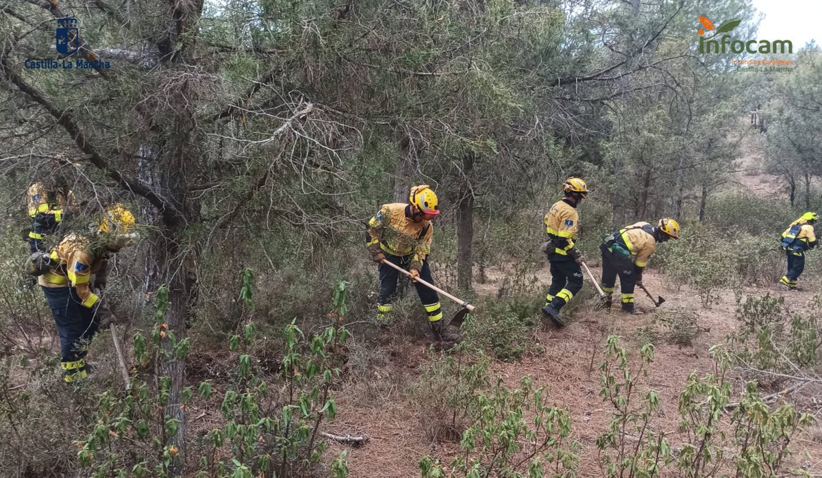 Plan_INFOCAM's tweet photo. 📸 Línea de defensa de #BBFF de #Villanueva #Taravilla y #Alcoroches que tuvo que ser suspendido durante su ejecución por aviso de rayo en #SierraMolina #Guadalajara
En emergencias es clave la preparación para actuar ante #IFF🔥🔥, ya que puede originarse en cualquier momento. 

#LaPrevenciónSalva #FormaciónINFOCAM