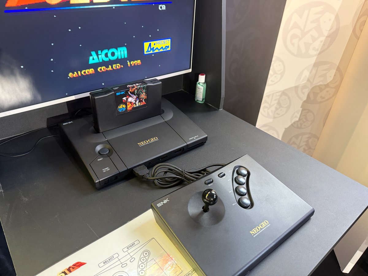 pastel_orbit's tweet photo. 30年前に自分の作ったゲーム「パルスター」、30年前の「第一回東京ゲームショー1996」へ出展されていた様なのですが
まさか東京ゲームショー30周年の今日、30年の時を超えてもう一度出展されているだなんてエモ過ぎた感動した

NEO GEO AES+ 発売に合わせた出展の様で。ローンチにも入っているからかな
https://t.co/thMXZJLGQ7

#TGS #NEOGEO #PULSTAR #パルスター