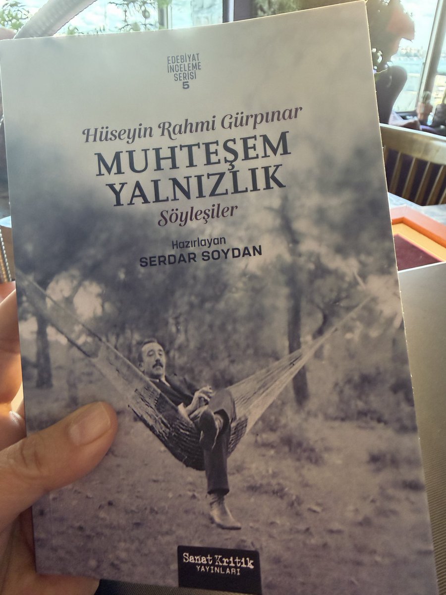 rominrominic's tweet photo. bir hüseyin rahmi kıpırdanması gördüm geçenlerde de kaymış giymiş. ya mükemmel, aşırı komik. ama sırf o değil, davalar, suikast girişimleri vs. çok ilginç biri. https://t.co/zjzxb6o8YU