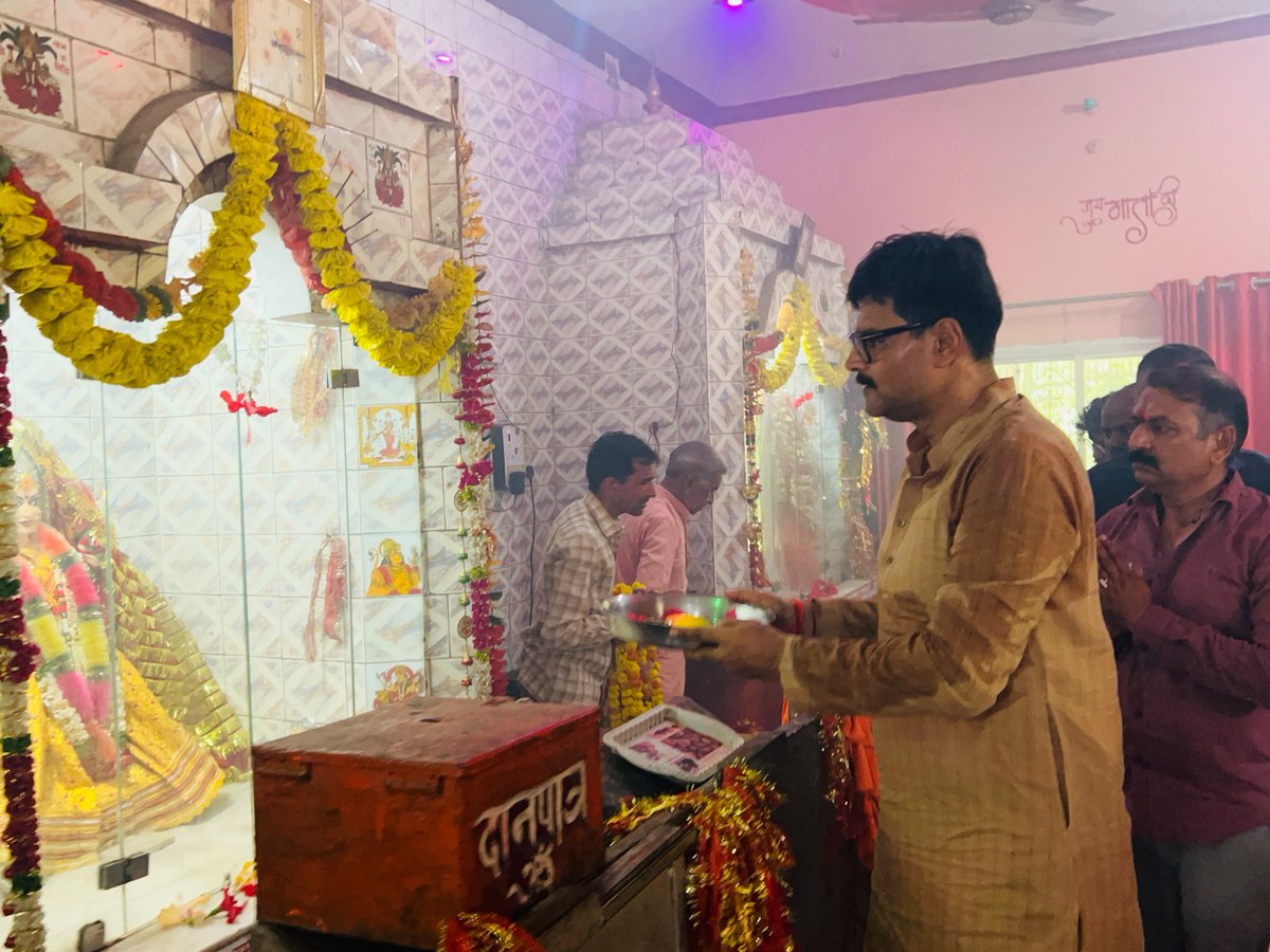 abhaygosaigunj's tweet photo. आज आदरणीय प्रधानमंत्री श्री नरेंद्र मोदी जी के जन्मदिन के शुभ अवसर पर माँ कामाख्या देवी मंदिर, फतेहपुर कमासिन (नंसा) में विधि-विधान से हवन-पूजन कर माँ के श्रीचरणों में प्रधानमंत्री जी के दीर्घायु, उत्तम स्वास्थ्य एवं सुखमय जीवन की मंगलकामना की।
इस पावन अवसर पर क्षेत्र के सम्मानित जनप्रतिनिधियों, गणमान्य नागरिकों, मातृशक्ति एवं बड़ी संख्या में क्षेत्रवासियों की गरिमामयी उपस्थिति रही और सभी ने हवन में आहुति देकर मंगलकामना की।
🙏 माँ कामाख्या देवी की कृपा सभी पर बनी रहे। जय माता दी! 🙏
#NarendraModi #MaaKamakhyaDevi #SevaSankalp #Ayodhya #Gosainganj #FatehpurKamasin #Nansa