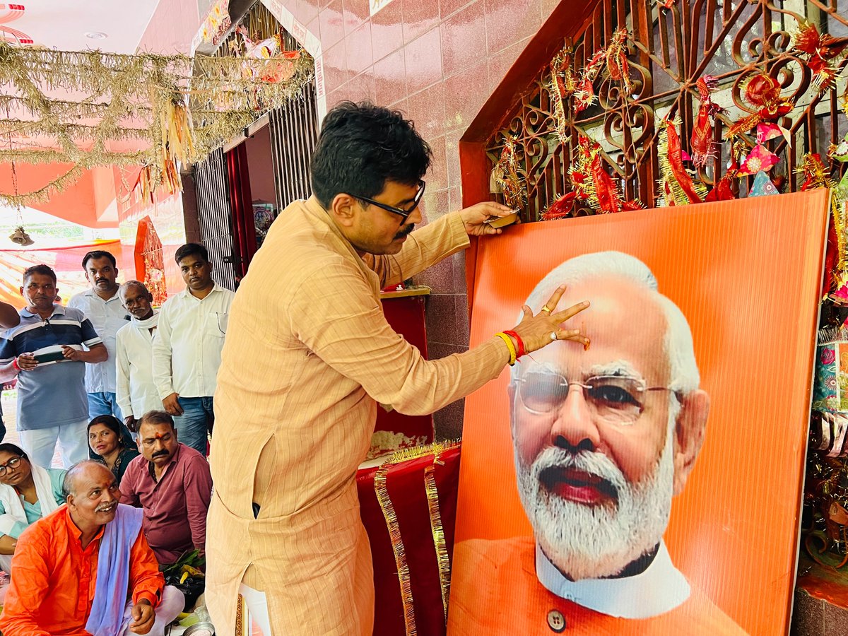 abhaygosaigunj's tweet photo. आज आदरणीय प्रधानमंत्री श्री नरेंद्र मोदी जी के जन्मदिन के शुभ अवसर पर माँ कामाख्या देवी मंदिर, फतेहपुर कमासिन (नंसा) में विधि-विधान से हवन-पूजन कर माँ के श्रीचरणों में प्रधानमंत्री जी के दीर्घायु, उत्तम स्वास्थ्य एवं सुखमय जीवन की मंगलकामना की।
इस पावन अवसर पर क्षेत्र के सम्मानित जनप्रतिनिधियों, गणमान्य नागरिकों, मातृशक्ति एवं बड़ी संख्या में क्षेत्रवासियों की गरिमामयी उपस्थिति रही और सभी ने हवन में आहुति देकर मंगलकामना की।
🙏 माँ कामाख्या देवी की कृपा सभी पर बनी रहे। जय माता दी! 🙏
#NarendraModi #MaaKamakhyaDevi #SevaSankalp #Ayodhya #Gosainganj #FatehpurKamasin #Nansa