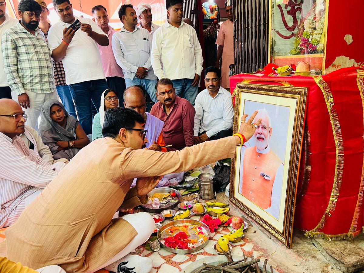 abhaygosaigunj's tweet photo. आज आदरणीय प्रधानमंत्री श्री नरेंद्र मोदी जी के जन्मदिन के शुभ अवसर पर माँ कामाख्या देवी मंदिर, फतेहपुर कमासिन (नंसा) में विधि-विधान से हवन-पूजन कर माँ के श्रीचरणों में प्रधानमंत्री जी के दीर्घायु, उत्तम स्वास्थ्य एवं सुखमय जीवन की मंगलकामना की।
इस पावन अवसर पर क्षेत्र के सम्मानित जनप्रतिनिधियों, गणमान्य नागरिकों, मातृशक्ति एवं बड़ी संख्या में क्षेत्रवासियों की गरिमामयी उपस्थिति रही और सभी ने हवन में आहुति देकर मंगलकामना की।
🙏 माँ कामाख्या देवी की कृपा सभी पर बनी रहे। जय माता दी! 🙏
#NarendraModi #MaaKamakhyaDevi #SevaSankalp #Ayodhya #Gosainganj #FatehpurKamasin #Nansa