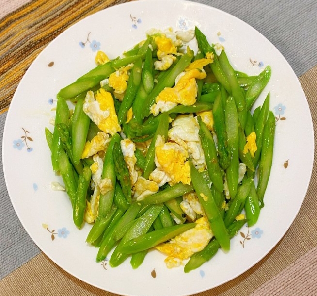 LamonicaDekcx's tweet photo. [Fresh local asparagus u0026 organic eggs in stock! Grab them for your weekend salad—no extra additives, just farm-fresh goodness ]， https://t.co/DQTqZB4doM