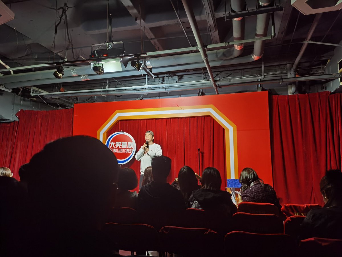 thouk953489's tweet photo. Just stepped off stage to a crowd still laughing! Who knew my rant about burning toast could become a 10-minute set #LiveComedy #ComedyClubNight https://t.co/jxCxXLwKMK