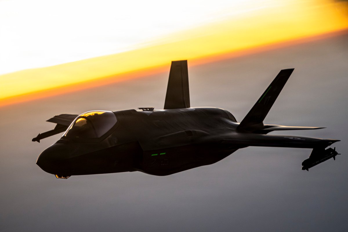 Roberto_yeager's tweet photo. #FOTON!
Un #Lockheed F-35A #Lightning II sobre el #CENTCOM el 18 de agosto (#USAF photo by Senior Airman Adriana Jordan-Alcaniz) #F35A https://t.co/8YaqvKlsek