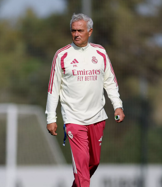 theMadridZone's tweet photo. Coach José is working 🧠 https://t.co/jqCwe3MM2a